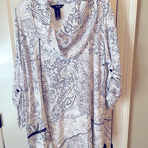 Gently worn Ali Miles top with a pocket on the bottom of the top - Picture 2 of 8